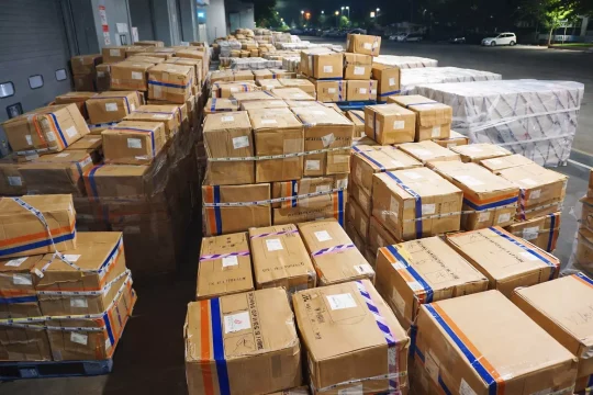 물류 센터에 쌓여있는 택배 상자 이미지